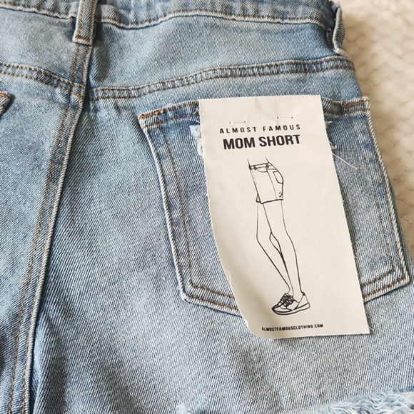 ALMOST FAMOUS HIGH RISE MOM SHORTS SIZE JRS 3 DISTRESSED MEDIUM WASHED NWT - Picture 12 of 14